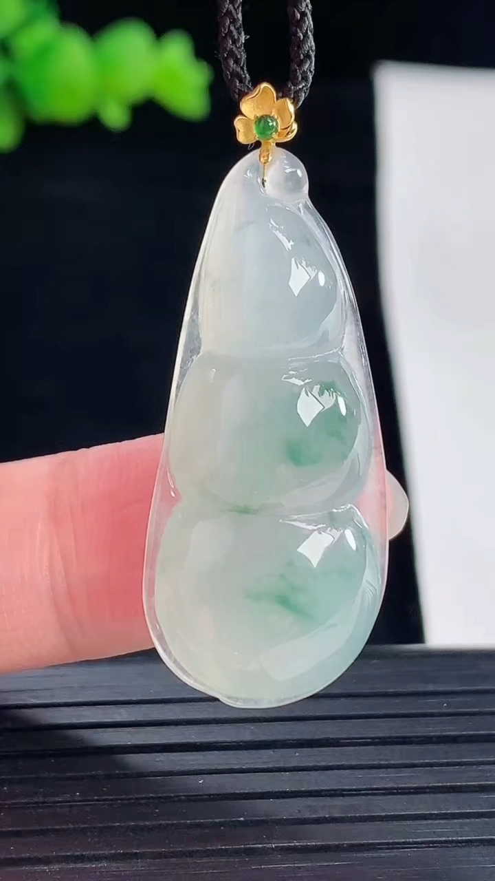 天然A货翡翠种飘花福豆吊坠，尺寸35-16.5-6.5重量:6.11g
5月6日