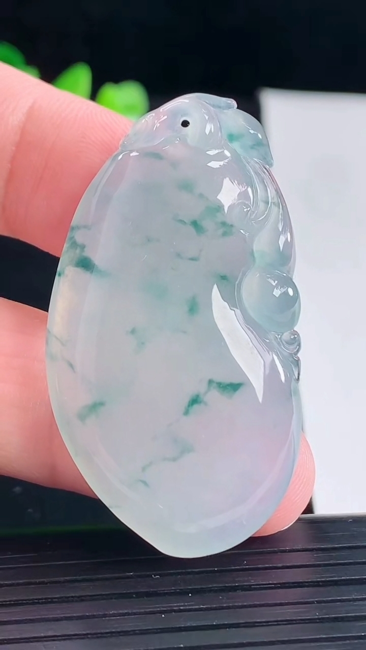 天然A货翡翠种飘花福瓜吊坠，尺寸47-27-6.3重量:15.52g
5月6日