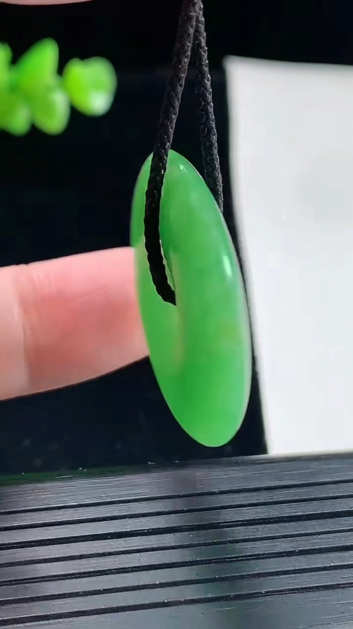 天然A货翡翠平安扣吊坠，尺寸30.6-5.2重量:10.28g
5月6日