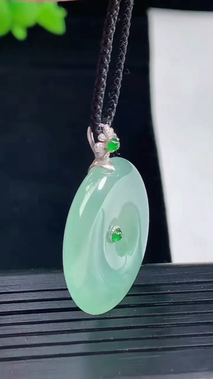 天然A货翡翠平安扣吊坠，尺寸25-5重量:6.49g
5月6日