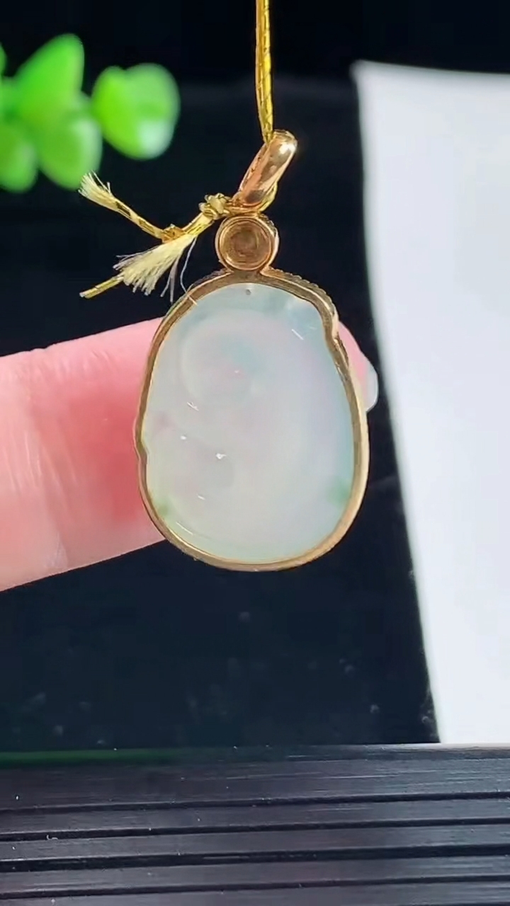 天然A货翡翠如意吊坠，尺寸29.5-15-4，裸石20-15重量:3.15g
5月6日
