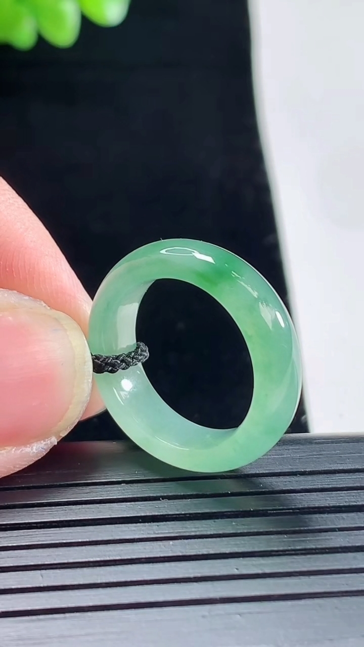 天然A货翡翠玉指环 戒指，尺寸16.5-5.5-3.8重量:3.27g2026年5月6日
工厂直销收藏佳品,种好水足，色泽均匀，有种有色，上手高大气！