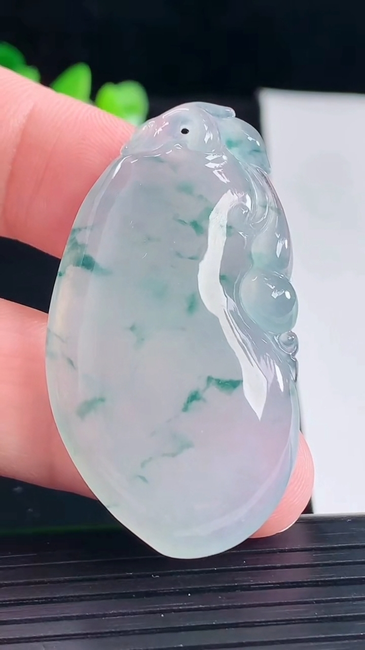 天然A货翡翠种飘花福瓜吊坠，尺寸47-27-6.3重量:15.52g
5月6日
