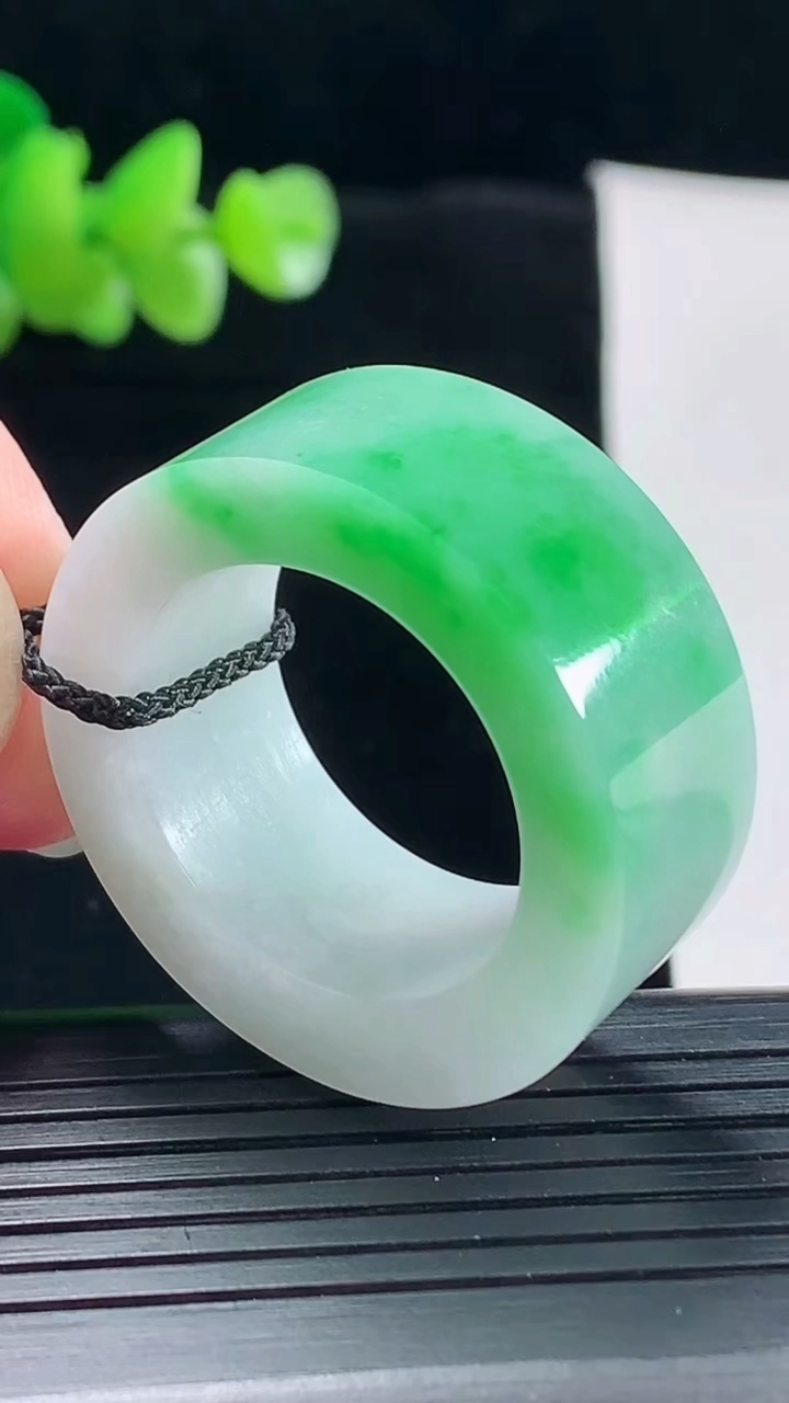 天然A货翡翠素面玉扳指，尺寸22.5-13-6重量:20.32g
5月6日