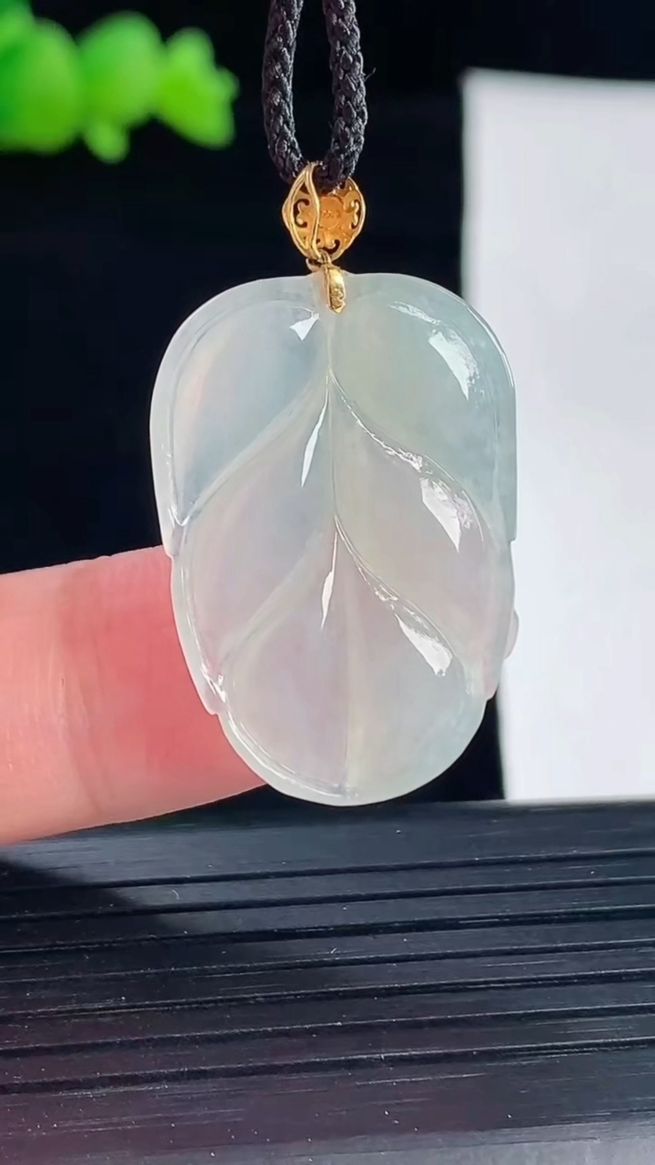 天然A货翡翠金枝玉叶 叶子吊坠，尺寸26-19.6-3.5重量:3.63g
5月6日