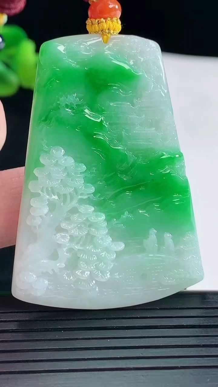 天然A货翡翠山水牌吊坠，尺寸51.5-38-5.2重量:24.01g
5月6日