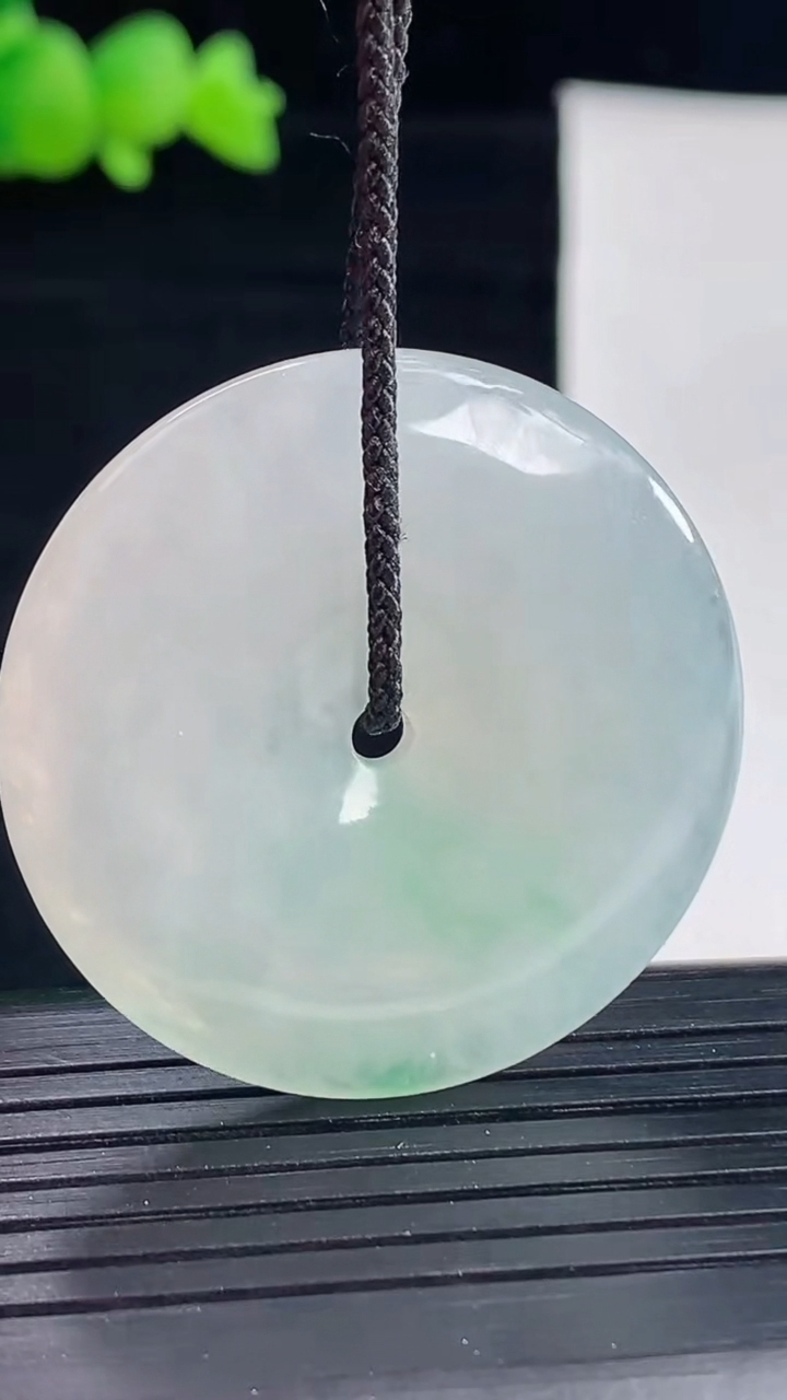 天然A货翡翠平安扣吊坠，尺寸36-6重量:16.33g
5月6日