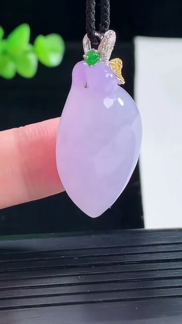 天然A货翡翠18k金紫罗兰福瓜吊坠，尺寸33.5-18-12.5重量:11.65g
5月6日