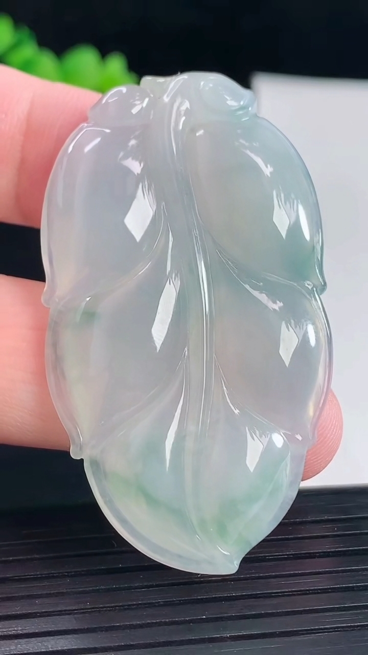 天然A货翡翠飘花金枝玉叶 叶子吊坠，尺寸55-31-6重量:18.76g
5月6日
