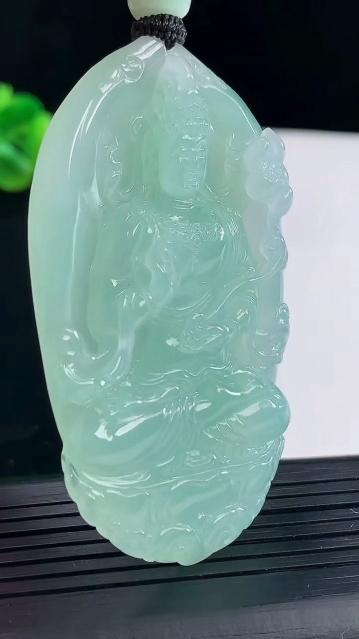 天然A货翡翠大势至菩萨吊坠，尺寸63-38.6-8.5重量:36.61g
5月6日