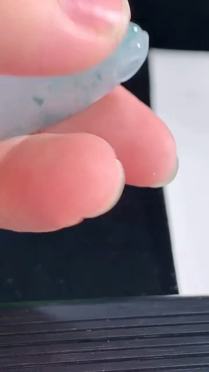 天然A货翡翠种飘花福瓜吊坠，尺寸47-27-6.3重量:15.52g
5月6日