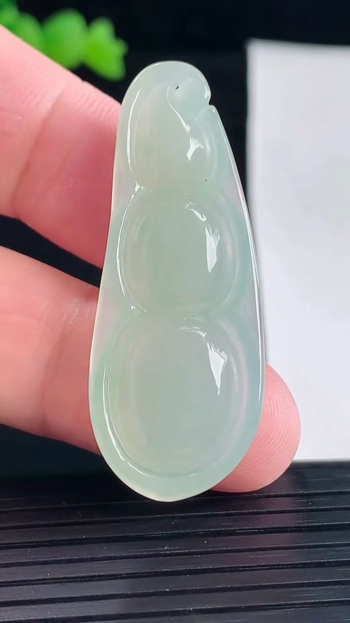 天然A货翡翠福豆吊坠，尺寸45-18-7重量:9.05g
5月6日