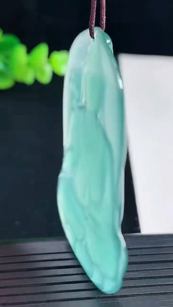 天然A货翡翠蓝水大势至菩萨吊坠，尺寸59-35-4重量:15.84g
5月6日