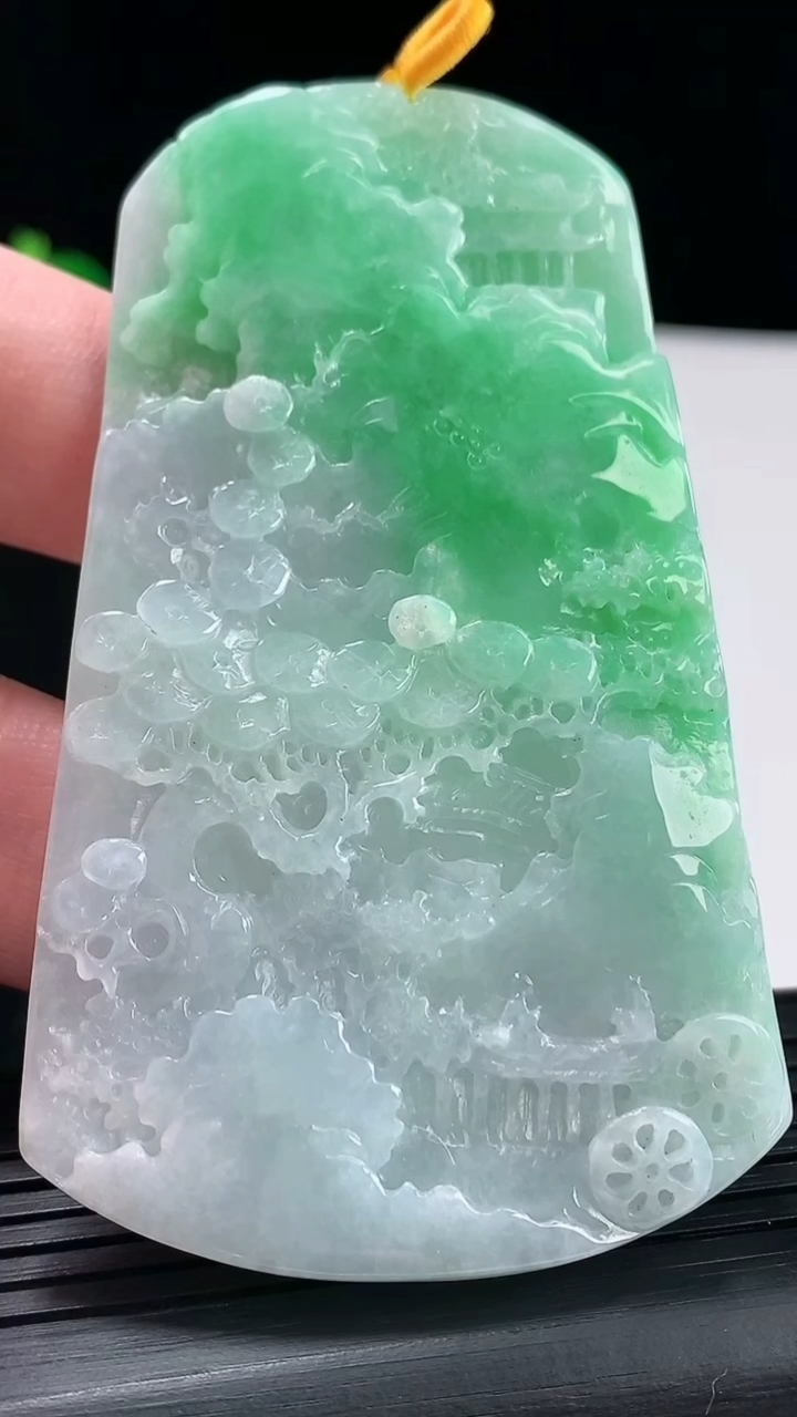 天然A货翡翠山水牌吊坠，尺寸76-46-5.5重量:46.11g
5月6日