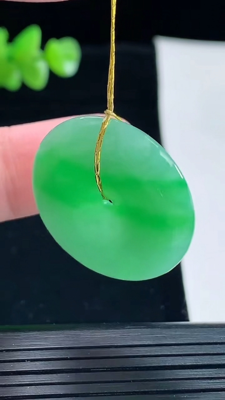 天然A货翡翠平安扣吊坠，尺寸27-6重量:9.17g
5月6日