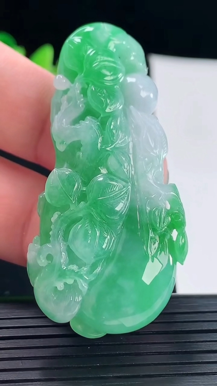 天然A货翡翠呱呱来财吊坠，尺寸57-27.5-13重量:29.29g
5月6日
