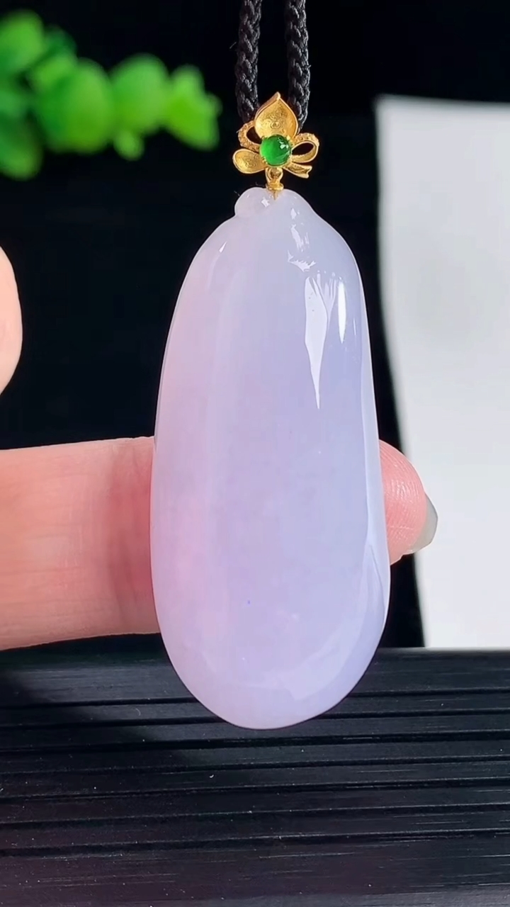 天然A货翡翠18k金紫罗兰福瓜吊坠，尺寸39-17.5-9.2重量:12.07g
5月6日
