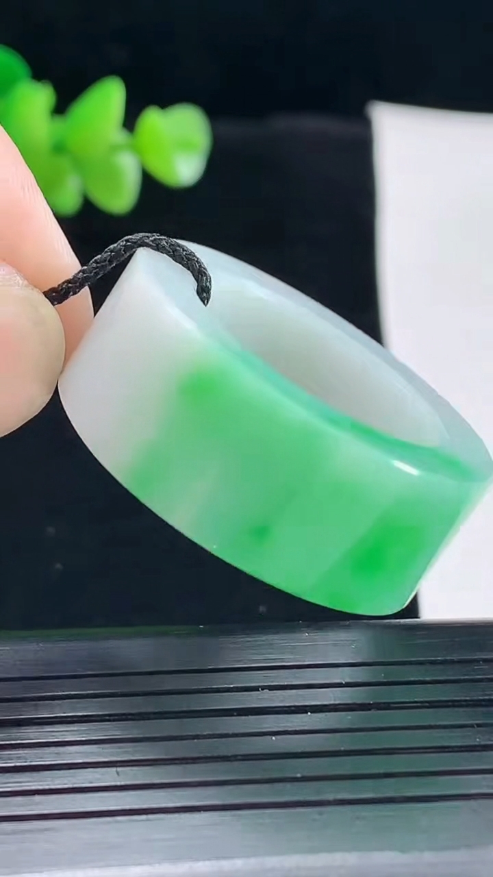 天然A货翡翠素面玉扳指，尺寸22.5-13-6重量:20.32g
5月6日