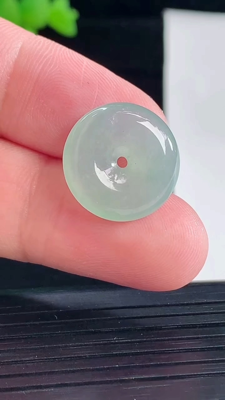 天然A货翡翠平安扣吊坠，尺寸17.6-5重量:2.97g
5月6日