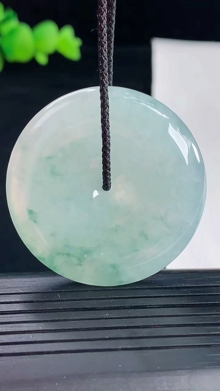 天然A货翡翠飘花平安扣吊坠，尺寸39-5.8重量:19.17g
5月6日