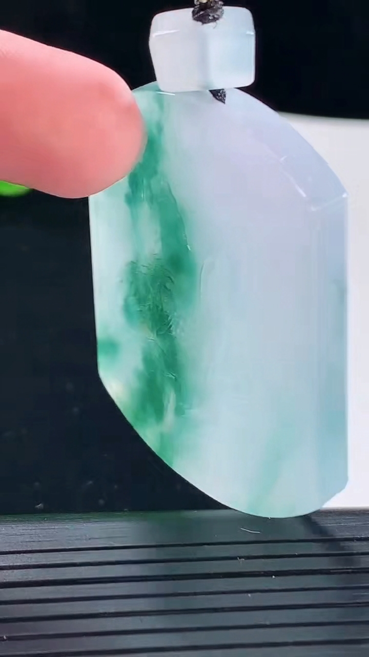 天然A货翡翠种飘花山水牌吊坠，尺寸51-37.6-5.8重量:30.00g
5月6日