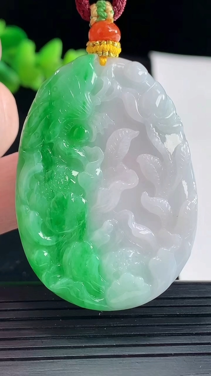 天然A货翡翠和和美美 荷花吊坠，尺寸47-35-5.8重量:26.06g
5月6日