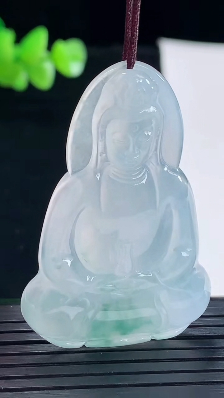 天然A货翡翠种飘花素衣观音吊坠，尺寸48-30.6-5.6重量:13.50g
5月6日