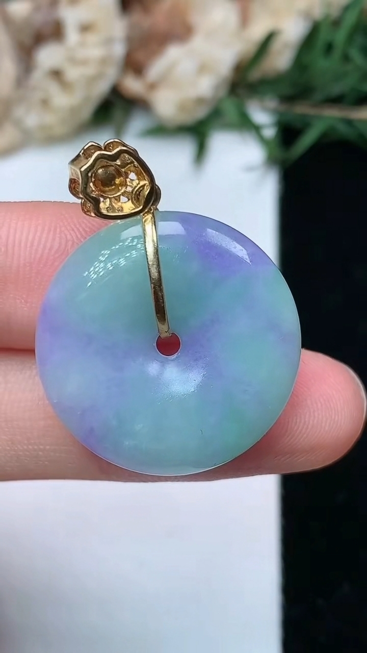 天然A货翡翠k金春带彩 紫罗兰平安扣吊坠，尺寸22.6-5.5，重量:6.72g
5月6日