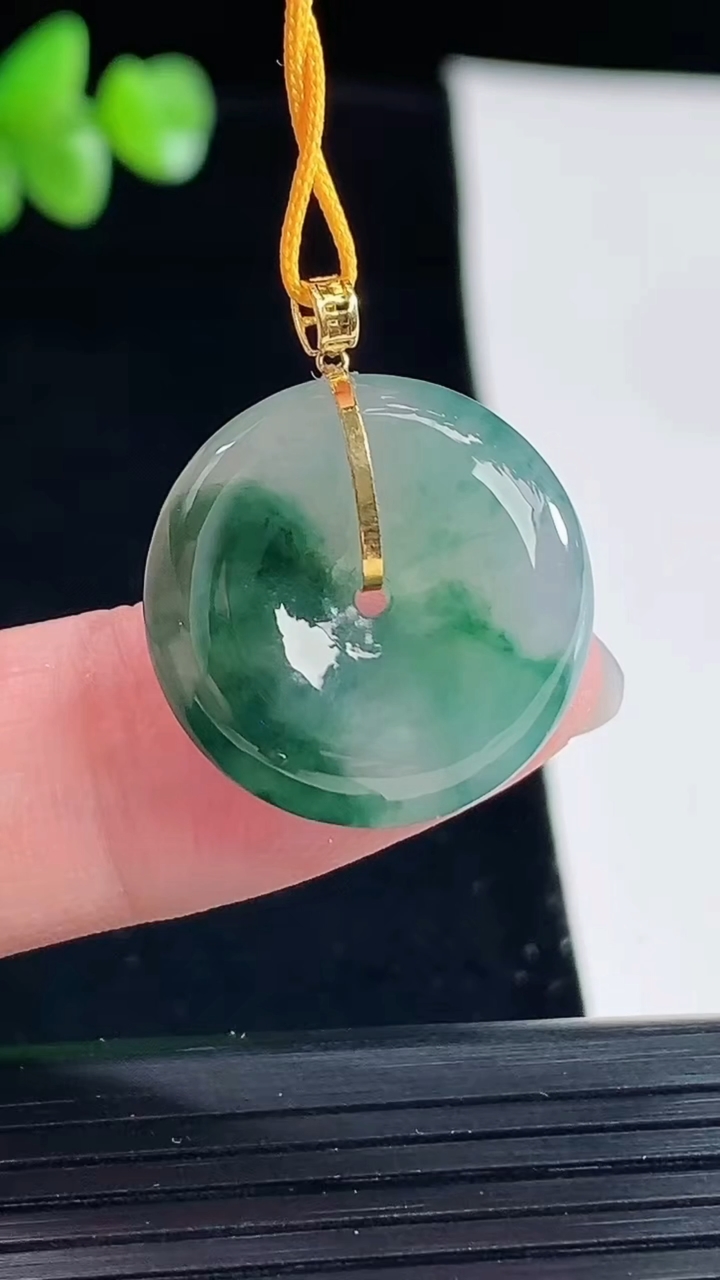 天然A货翡翠18k金飘花平安扣吊坠，尺寸20-5.5重量:4.61g
5月6日
