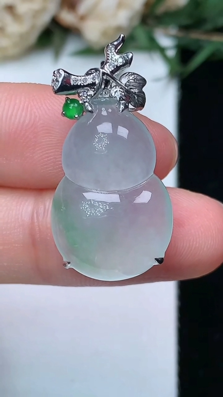 天然A货翡翠葫芦吊坠，尺寸21.2-14.3-8.3，重量:4.02g
5月6日