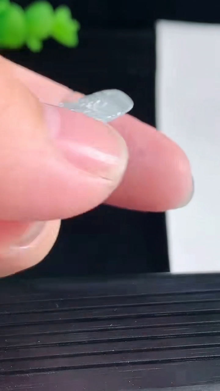天然A货翡翠达摩祖师吊坠，尺寸40-30-5重量:8.46g
5月6日