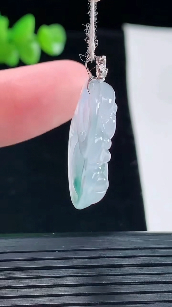 天然A货翡翠种飘花佛公吊坠，尺寸23.6-25.6-5.8重量:5.48g
5月6日
