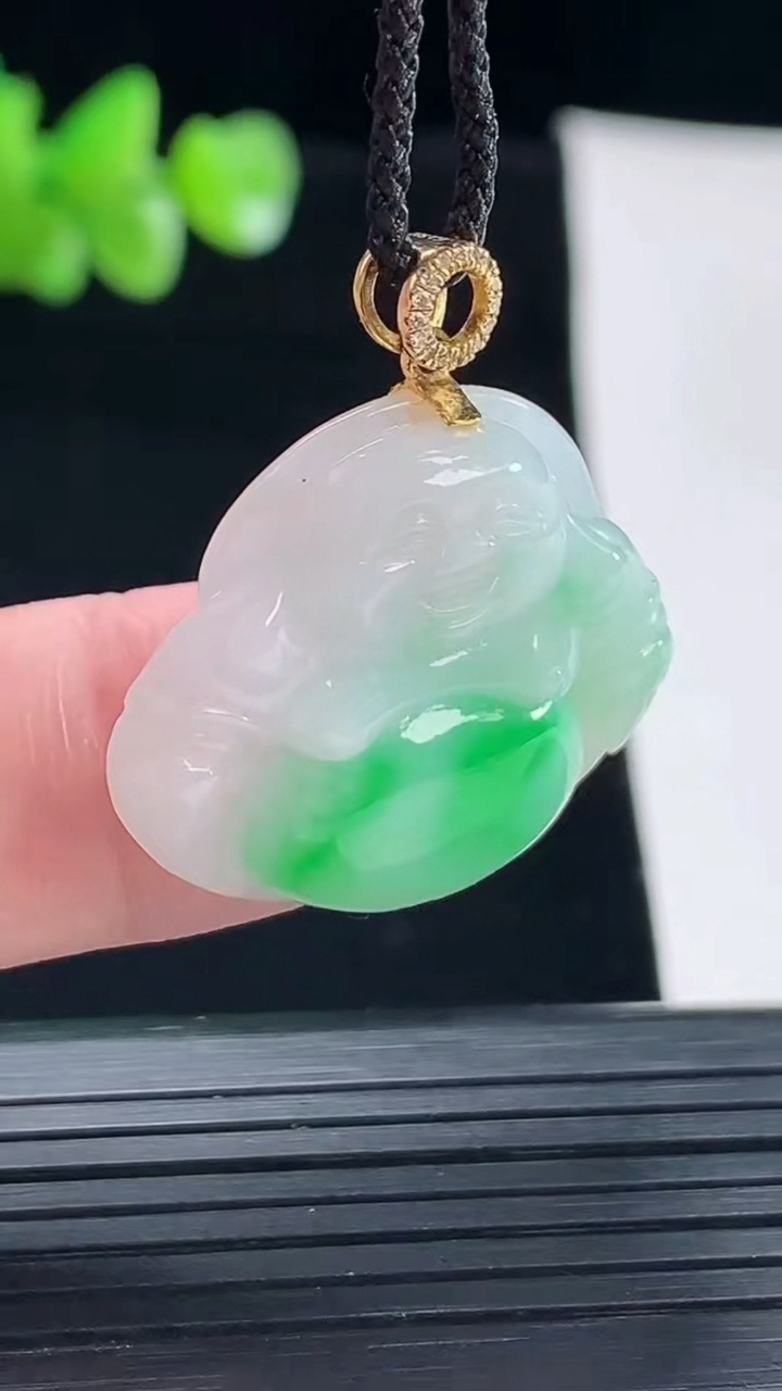 天然A货翡翠佛公吊坠，尺寸24-26-5.6重量:5.70g
5月6日