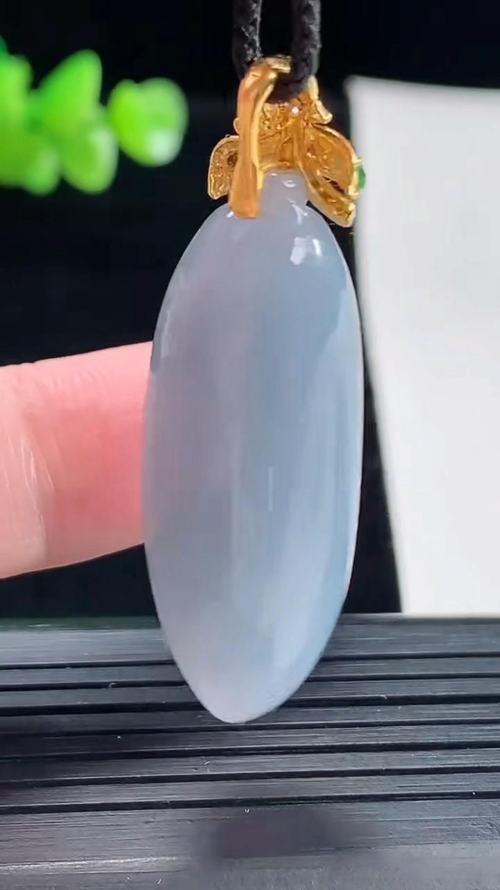 天然A货翡翠18k金紫罗兰福瓜吊坠，尺寸36-16-12重量:14.44g
5月6日