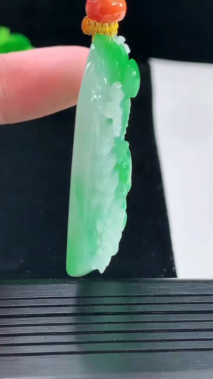 天然A货翡翠山水牌吊坠，尺寸49-38-9重量:35.94g
5月6日