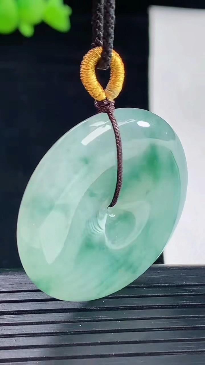天然A货翡翠飘花平安扣吊坠，尺寸33.5-6.5重量:15.89g
5月6日