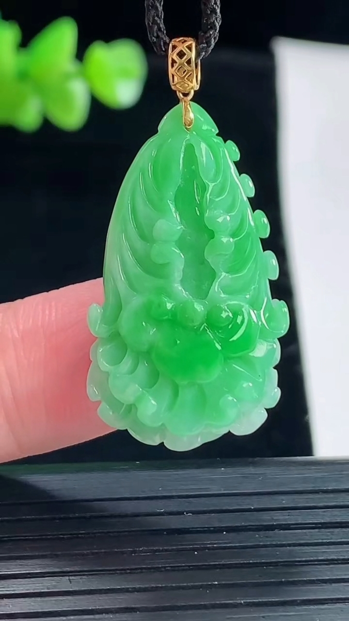天然A货翡翠白菜吊坠，尺寸29-18-8重量:5.38g
5月6日