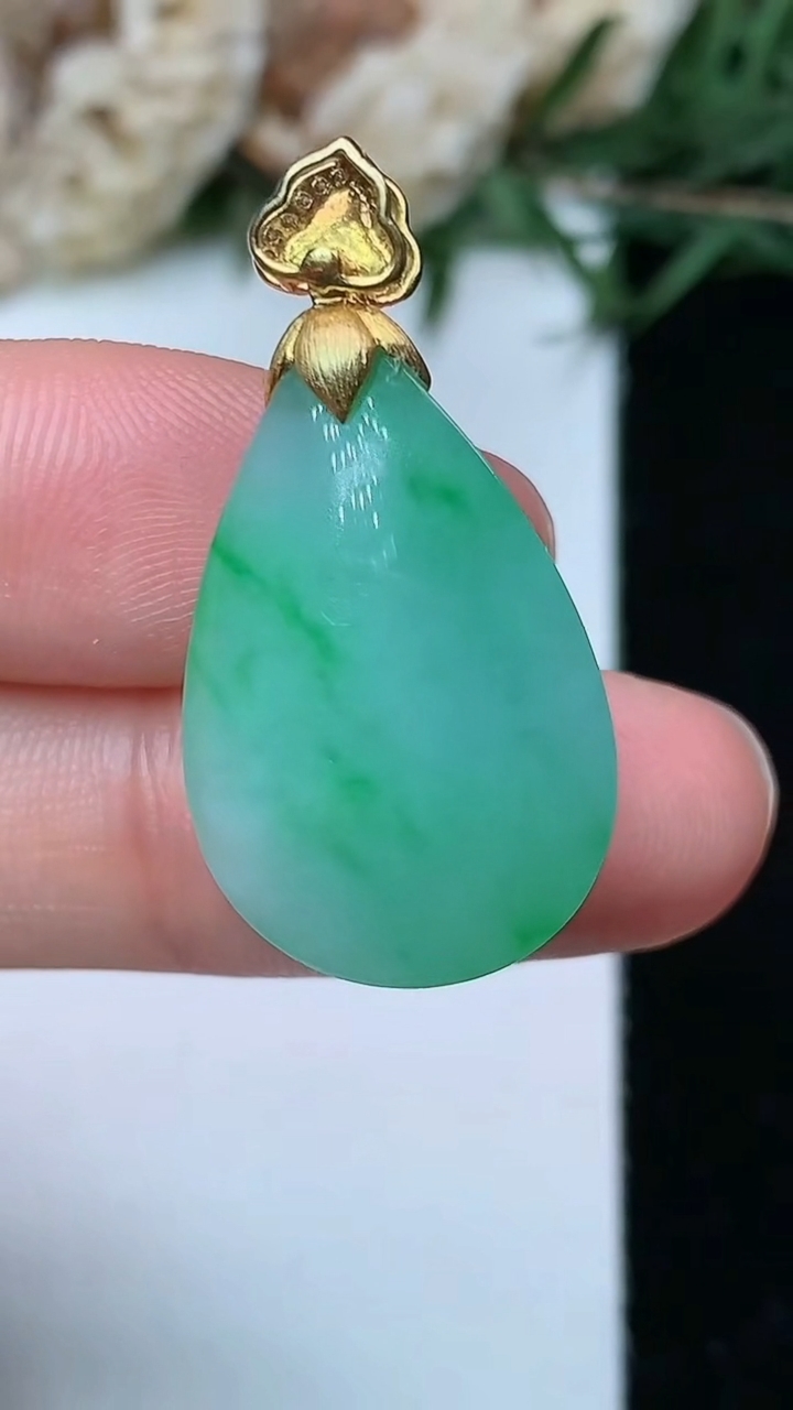 天然A货翡翠水滴吊坠，尺寸21.8-15.7-9.6，重量:6.00g
5月6日