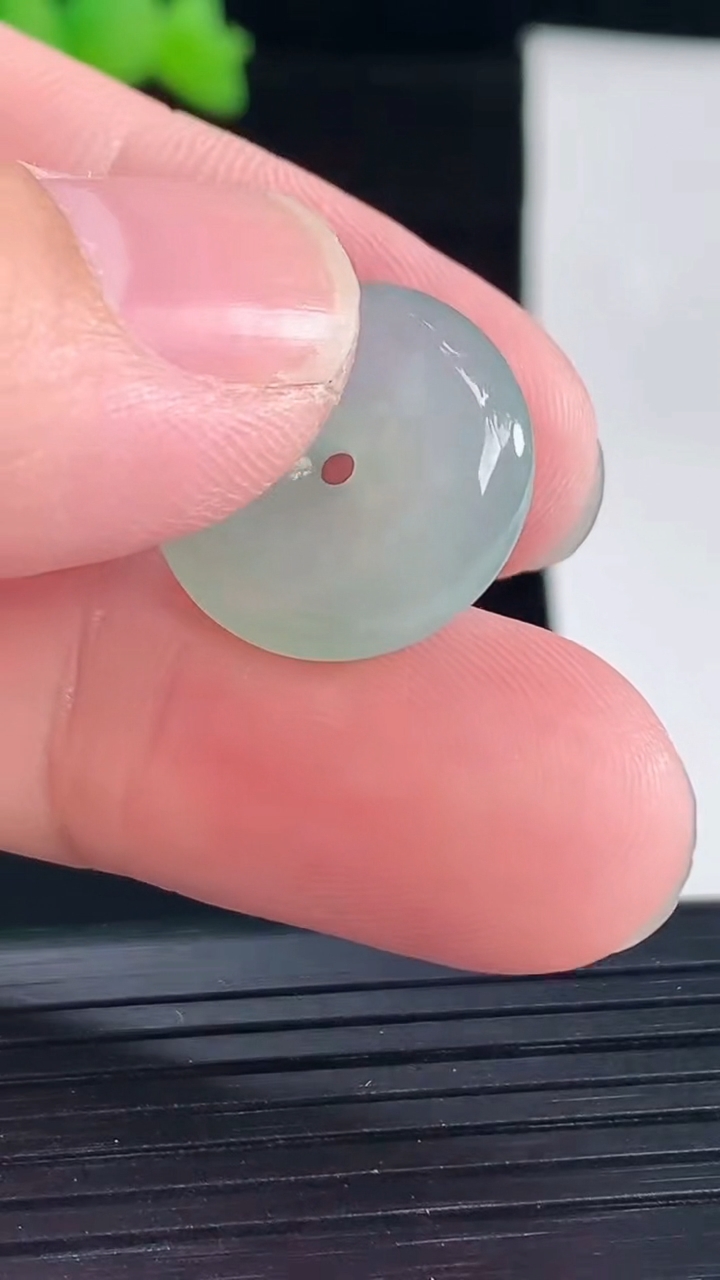天然A货翡翠平安扣吊坠，尺寸17.6-5重量:2.97g
5月6日