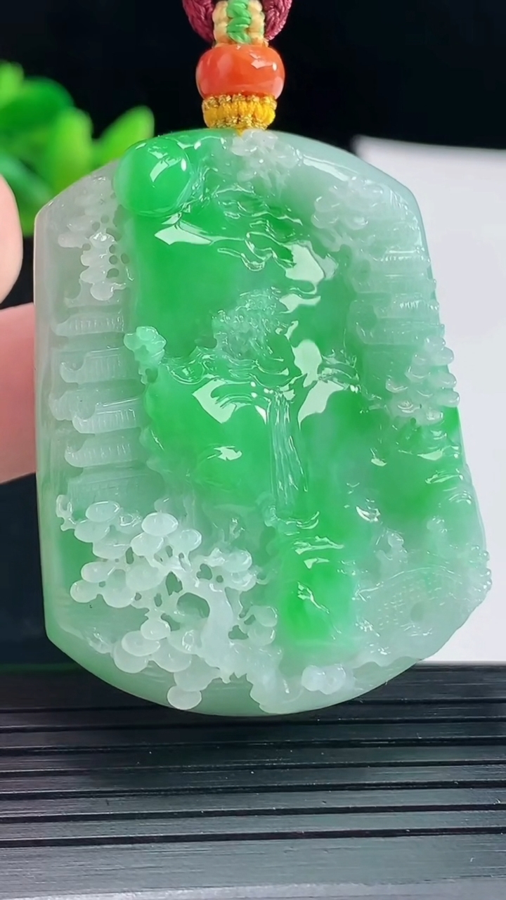天然A货翡翠山水牌吊坠，尺寸49-38-9重量:35.94g
5月6日