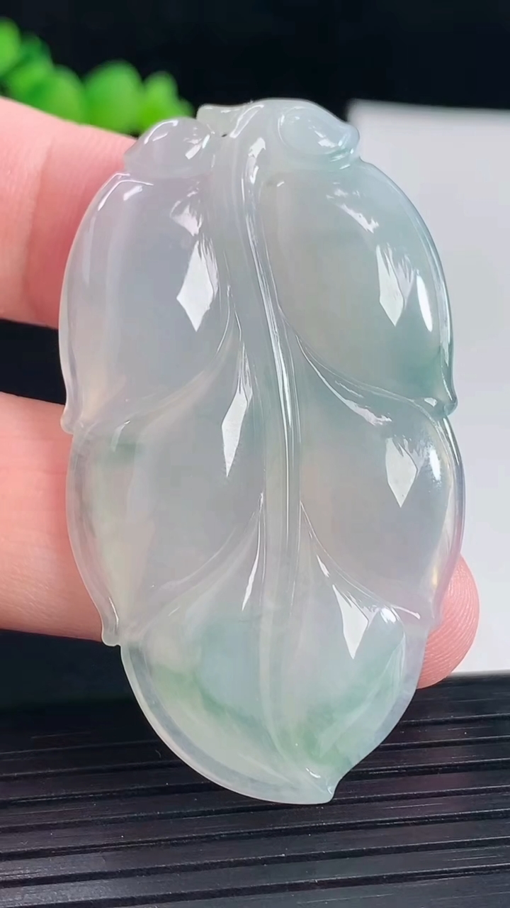 天然A货翡翠飘花金枝玉叶 叶子吊坠，尺寸55-31-6重量:18.76g
5月6日