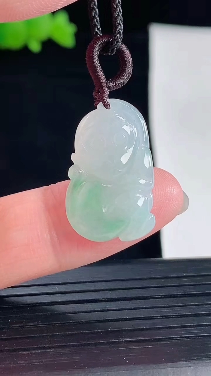 天然A货翡翠生肖猴吊坠，尺寸23-14.6-4.5重量:2.86g
5月6日