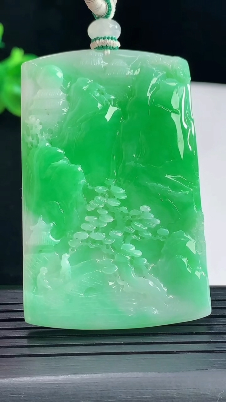天然A货翡翠山水牌吊坠，尺寸60-39-6重量:35.41g
5月6日