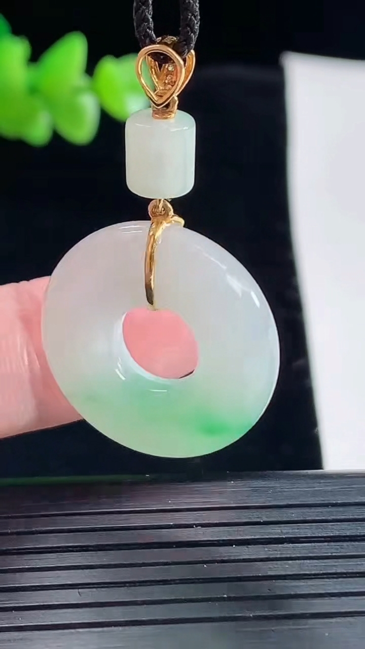 天然A货翡翠平安环吊坠，尺寸23.5-5.8重量:6.85g
5月6日