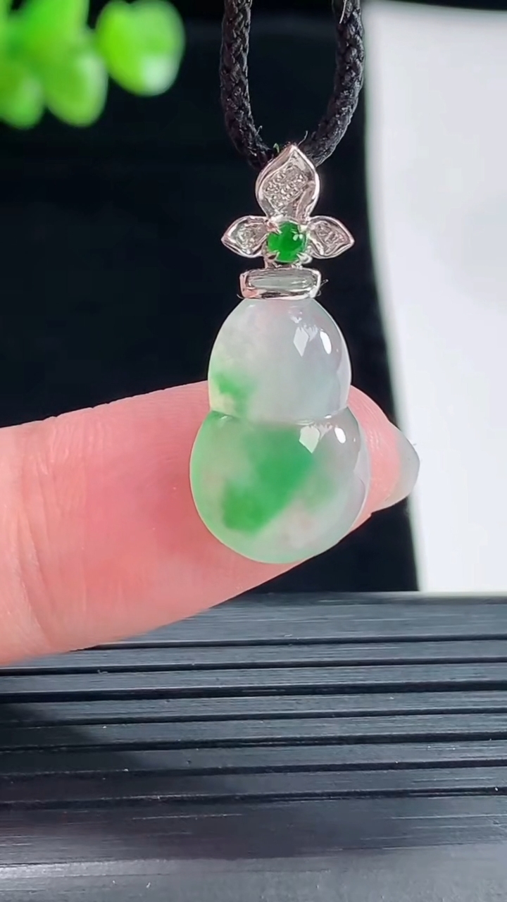 天然A货翡翠葫芦吊坠，尺寸17-11-4.6重量:1.93g
5月6日