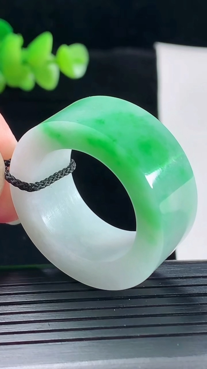 天然A货翡翠素面玉扳指，尺寸22.5-13-6重量:20.32g
5月6日