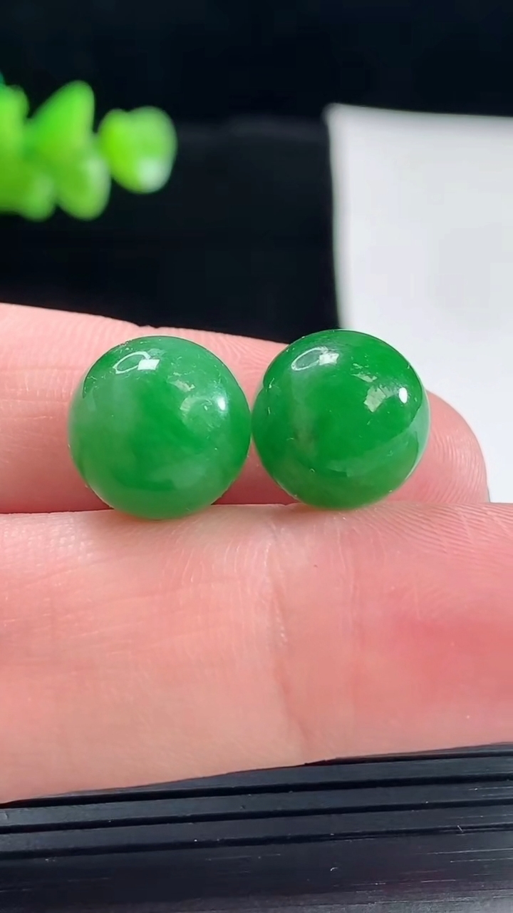 天然A货翡翠圆珠吊坠一对，尺寸12重量:6.00g
5月6日