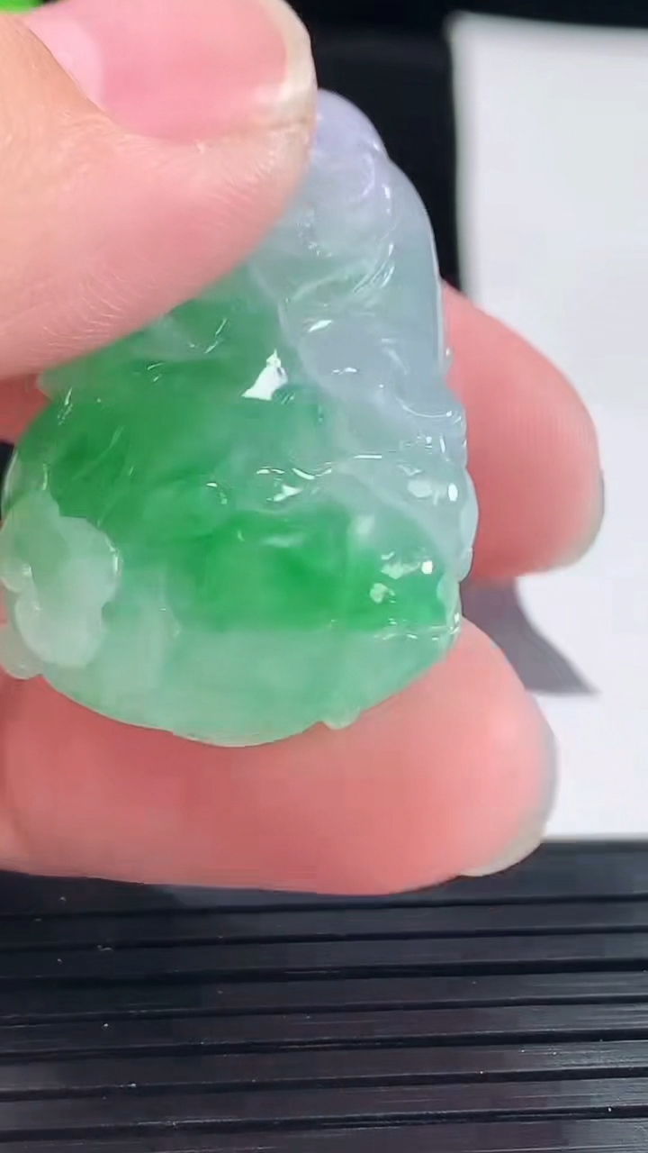 天然A货翡翠白菜吊坠，尺寸37-24-11重量:15.28g
5月6日