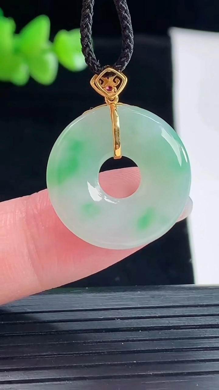 天然A货翡翠平安环吊坠，尺寸21-3重量:2.83g
5月6日