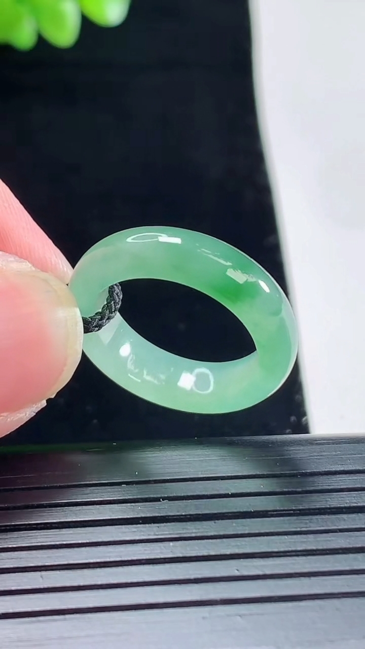 天然A货翡翠玉指环 戒指，尺寸16.5-5.5-3.8重量:3.27g2026年5月6日
工厂直销收藏佳品,种好水足，色泽均匀，有种有色，上手高大气！